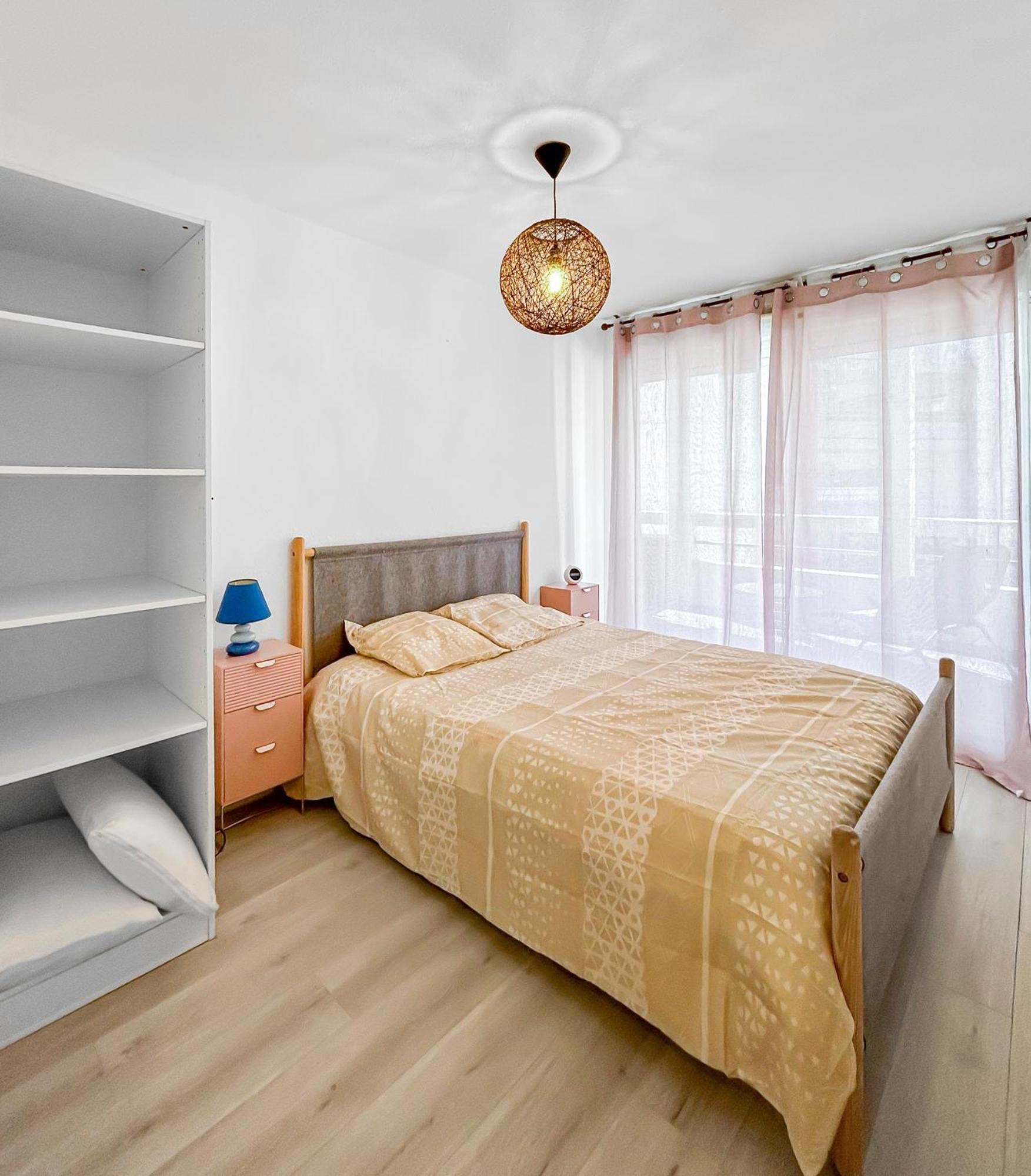 Appartement Bord De A - Balcon, Place De Parking, 700m De La Gare *